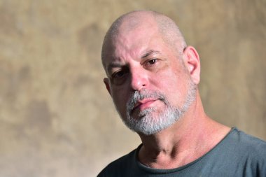 Portre yetişkin adam kel beyaz sakallı yüz ifadesi mutlu, siyah giysili, düşünceli bir erkek model..