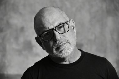 Portre yetişkin adam kel beyaz sakallı yüz ifadesi mutlu, siyah giysili, düşünceli bir erkek model..