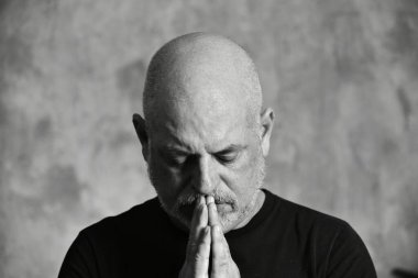 Portre yetişkin adam kel beyaz sakal yüzü korkmuş yüz ifadesi düşünceli siyah giysili beyefendi..