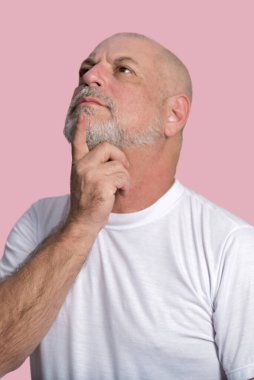 Yetişkin, kel, beyaz sakallı bir adam portresi. Mutlu, düşünceli bir erkek model.