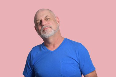 Yetişkin, kel, beyaz sakallı bir adam portresi. Mutlu, düşünceli bir erkek model.