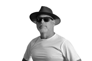 Yetişkin, kel, beyaz sakallı bir adam portresi. Mutlu, düşünceli bir erkek model.