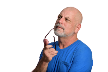 Yetişkin, kel, beyaz sakallı bir adam portresi. Mutlu, düşünceli, gündelik kıyafet giymiş bir erkek model.