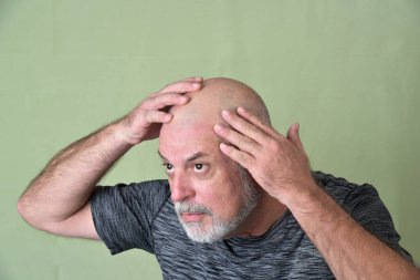 Portre yetişkin adam kel beyaz sakallı yüz ifadesi mutlu, siyah giysili, düşünceli bir erkek model..