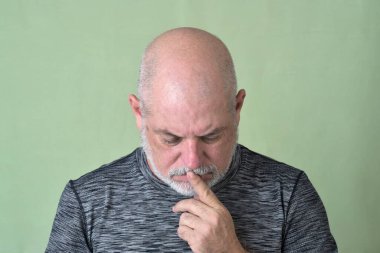 Portre yetişkin adam kel beyaz sakallı yüz ifadesi mutlu, siyah giysili, düşünceli bir erkek model..