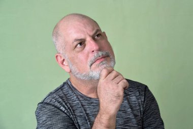 Portre yetişkin adam kel beyaz sakallı yüz ifadesi mutlu, siyah giysili, düşünceli bir erkek model..