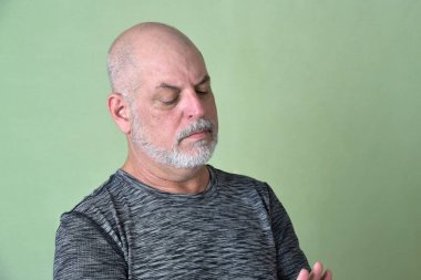 Portre yetişkin adam kel beyaz sakallı yüz ifadesi mutlu, siyah giysili, düşünceli bir erkek model..