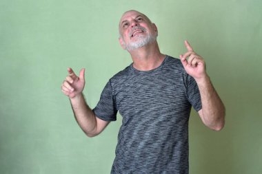 Portre yetişkin adam kel beyaz sakallı yüz ifadesi mutlu, siyah giysili, düşünceli bir erkek model..