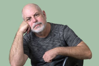 Portre yetişkin adam kel beyaz sakallı yüz ifadesi mutlu, siyah giysili, düşünceli bir erkek model..