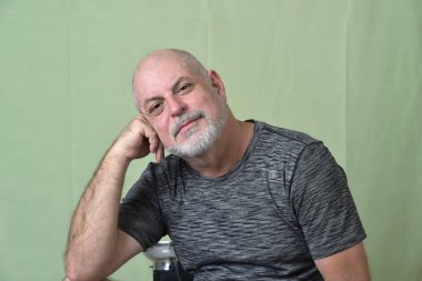 Portre yetişkin adam kel beyaz sakallı yüz ifadesi mutlu, siyah giysili, düşünceli bir erkek model..