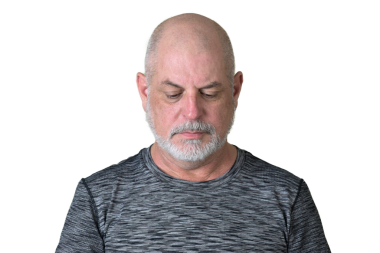 Portre yetişkin adam kel beyaz sakallı yüz ifadesi mutlu, siyah giysili, düşünceli bir erkek model..