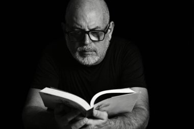 portreler yüz ifadesi vücut hareketleri modern adam siyah beyaz fotoğraf güzel sanat silueti resim