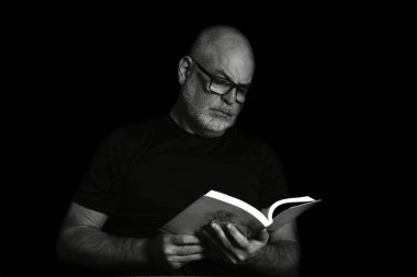 portreler yüz ifadesi vücut hareketleri modern adam siyah beyaz fotoğraf güzel sanat silueti resim