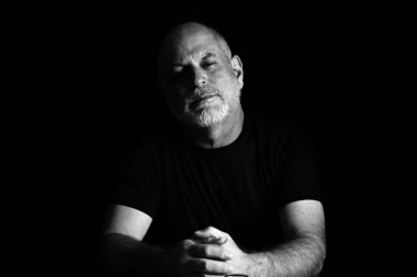 portreler yüz ifadesi vücut hareketleri modern adam siyah beyaz fotoğraf güzel sanat silueti resim