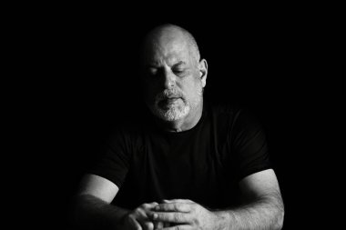 portreler yüz ifadesi vücut hareketleri modern adam siyah beyaz fotoğraf güzel sanat silueti resim