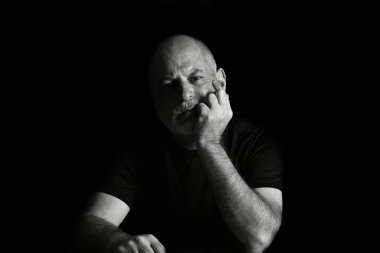 portreler yüz ifadesi vücut hareketleri modern adam siyah beyaz fotoğraf güzel sanat silueti resim