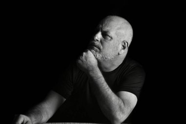 portreler yüz ifadesi vücut hareketleri modern adam siyah beyaz fotoğraf güzel sanat silueti resim