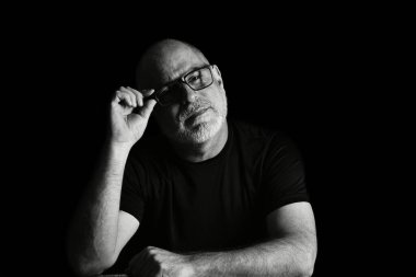 portreler yüz ifadesi vücut hareketleri modern adam siyah beyaz fotoğraf güzel sanat silueti resim