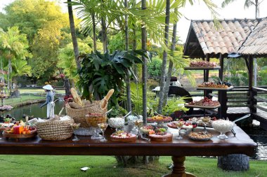 Masa peynirleri patiler yemek üzümleri ve salatalar açık büfe düğün süslemeleri çiçekler restoran yemek masası görüntülerini düzenler.