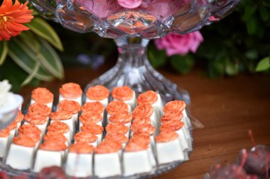 Masa peynirleri patiler yemek üzümleri ve salatalar açık büfe düğün süslemeleri çiçekler restoran yemek masası görüntülerini düzenler.