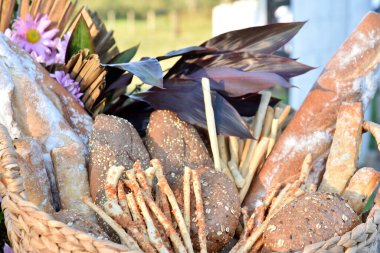 Masa peynirleri patiler yemek üzümleri ve salatalar açık büfe düğün süslemeleri çiçekler restoran yemek masası görüntülerini düzenler.