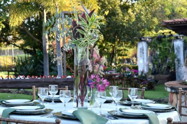 Çikolata masası, açık büfe düğün dekorasyonu çiçekler, restoran yemek masası görüntüsü.