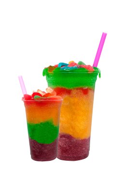 Rengarenk donmuş meyve tanecikli panoramik içecek plastik bardaklarda dondurma pipetleriyle akıyor.