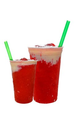 Rengarenk donmuş meyve tanecikli panoramik içecek plastik bardaklarda dondurma pipetleriyle akıyor.