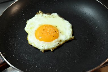 Kızartma tavasında kızarmış yumurta sağlıklı yemek cıvık yumurta iamge