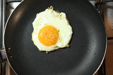 Kızartma tavasında kızarmış yumurta sağlıklı yemek cıvık yumurta iamge