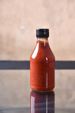 Beyaz şeffaf arkaplanda izole edilmiş acı biber sosu Carolina Biçici çeşnisi tadı.