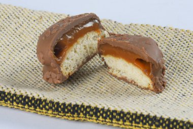 Lezzetli karamelli çikolata bonbonu izole edilmiş kalorik taaste yemekleri doldurur.