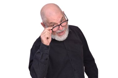 Beyaz sakallı, kel, beyaz sakallı bir iş adamı. Moda modeli üzerinde çalışıyor. Beyaz şeffaf arka planda izole edilmiş.