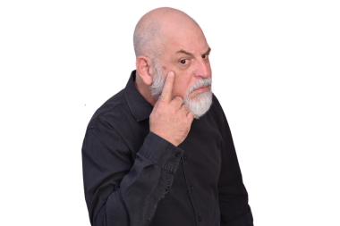 Yüzünde leke olan beyaz sakallı bir iş adamı beyaz şeffaf arka planda izole edilmiş moda imajı var.