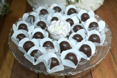 Parti düzenlemeleri şekerlemeler çikolatalı brigadeiro yoğunlaştırılmış süt, sağlıksız yiyecek tatları