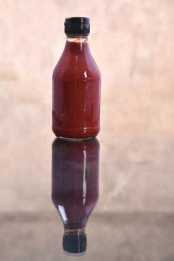 Beyaz şeffaf arkaplanda izole edilmiş acı biber sosu Carolina Biçici çeşnisi tadı.