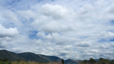 Beyaz bulutlu mavi gökyüzü güzel gündüz deseni arkaplan resmi