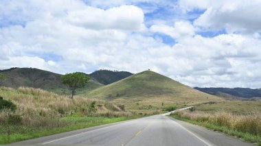 Mavi gökyüzü ile yol berrak gün asfaltlı otoyol çiftlik bitkileri dağlar bulutlar görüntü