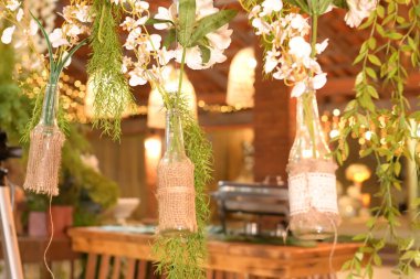 Kahvaltı masasında meyveli peynir, tropikal salata, jambon, kestane sağlıklı yemek. 