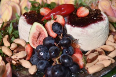 Kahvaltı masasında meyve ekmeği, atıştırmalık peynir, tropik salata, salata, üzüm kestane, sağlıklı yemek.