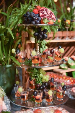 Kahvaltı masasında meyve ekmeği, atıştırmalık peynir, tropik salata, salata, üzüm kestane, sağlıklı yemek.