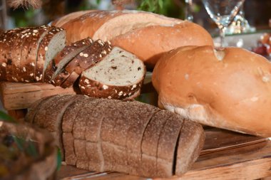 Kahvaltı masasında meyve ekmeği, atıştırmalık peynir, tropik salata, salata, üzüm kestane, sağlıklı yemek.