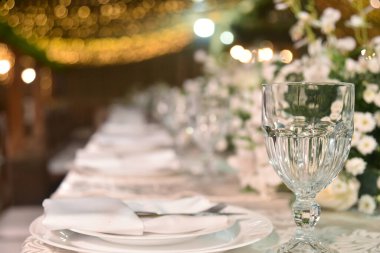 Masa seti tabakları gözlük kaseleri dekorasyon masası resmi