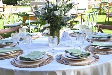 Masa seti tabakları gözlük kaseleri dekorasyon masası resmi