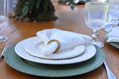 Masa seti tabakları gözlük kaseleri dekorasyon masası resmi