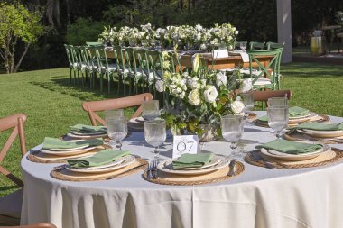 Masa seti tabakları gözlük kaseleri dekorasyon masası resmi