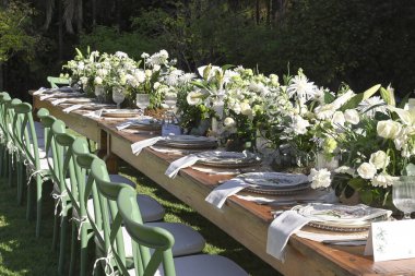 Masa seti tabakları gözlük kaseleri dekorasyon masası resmi