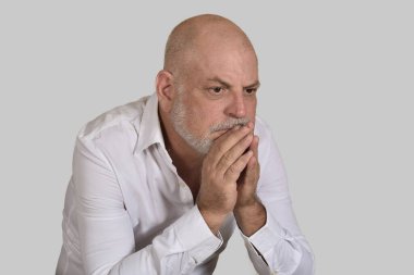 Beyaz sakallı, kel, beyaz sakallı bir iş adamı beyaz şeffaf arka planda izole edilmiş acı dolu bir moda modeli hissediyor.