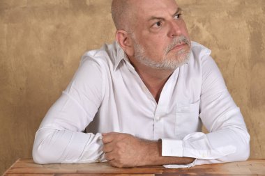 Beyaz sakallı, kel, beyaz sakallı bir iş adamı beyaz şeffaf arka planda izole edilmiş acı dolu bir moda modeli hissediyor.