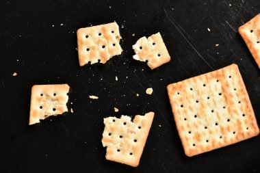 Kraker, un bisküvisi. Sağlıklı yiyecek. Siyah arka planda izole edilmiş.